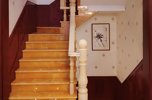 茂县中式别墅室内汉白玉石楼梯的定制安装装饰效果